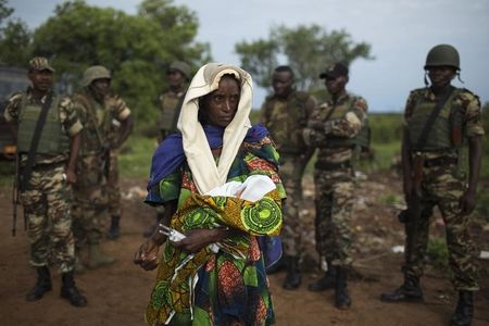 © Reuters. Mulher foge de conflito na República Centro-Africana para o Chade