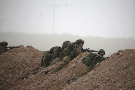 © Reuters. نشطاء من غزة يقتلون 5 جنود إسرائيليين بعد تسللهم من خلال نفق