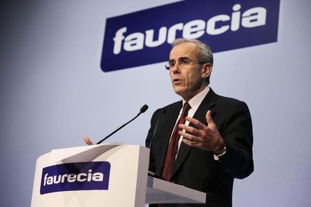 © Reuters. FAURECIA RELÈVE SON OBJECTIF DE MARGE