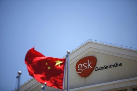 © Reuters. A Chinese national flag flutters in front of a GlaxoSmithKline (GSK) office building in Shanghai