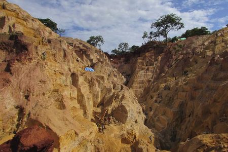 © Reuters. Miners ply the Ndassima gold mine in Central African Republic