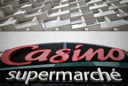 © Reuters. Logo na fachada de um supermercado Casino, em Paris