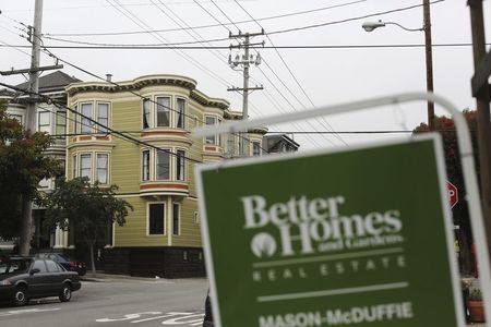 © Reuters. A real state sign is seen near a row of homes in the Haight Ashbury neighborhood in San Francisco