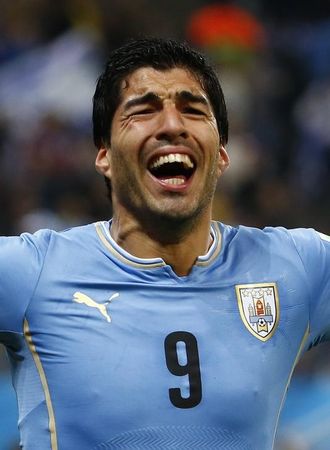 © Reuters. Atacante uruguaio Luis Suárez comemora gol contra a Inglaterra na Copa do Mundo