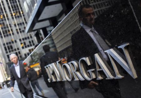 © Reuters. People walk by the JP Morgan & Chase Co. building in New York