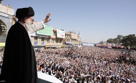 © Reuters. Líder supremo do Irã, aiatolá Ali Khamenei, acena para a multidão na cidade sagrada de Qom em foto de arquivo de outubro de 2010