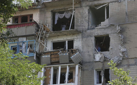 © Reuters. Prédio no centro de Donetsk danificado por recente bombardeio das forças ucranianas, segundo moradores