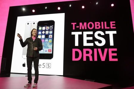 © Reuters. T-Mobile CEO Legere announces the T-Mobile Test Drive at his company's Uncarrier 5.0 event in Seattle
