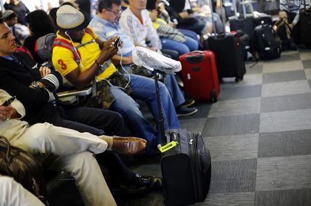 © Reuters. Passageiros aguardam por voo no aeroporto Afonso Pena, em Curitiba