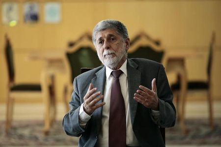 © Reuters. Ministro da Defesa, Celso Amorim, durante entrevista com jornalistas esrtrangeiros em Brasília