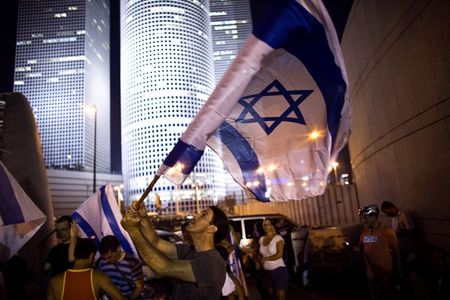 © Reuters. Manifestantes fazem protesto em apoio a Israel