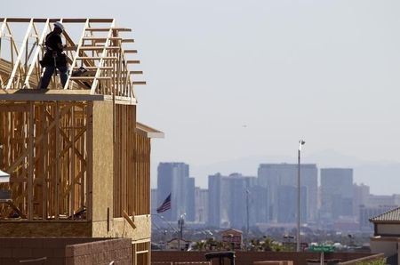 © Reuters. A carpenter works on a new home at a residential construction site in the west side of the Las Vegas Valley in Las Vegas