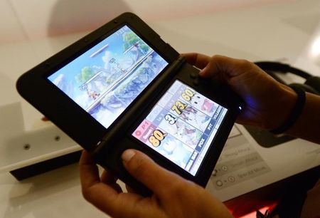 © Reuters. An attendee plays the Super Smash Bros game for Nintendo 3DS at the 2014 Electronic Entertainment Expo, known as E3, in Los Angeles