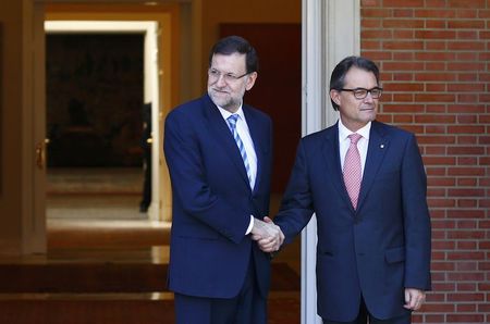 © Reuters.  Rajoy y Mas se reúnen con la consulta catalana como telón de fondo