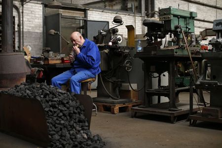 © Reuters. Francois Begyn, an employee who works for the company since 1974, has a lunch break at the Rivierre plant, the last remaining nails factory in operation in France