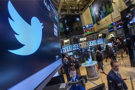 © Reuters. The Twitter symbol is displayed at the post where the stock is traded on the floor of the New York Stock Exchange