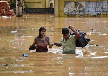 © Reuters. Hasta 150 personas podrían estar atrapadas bajo el lodo en India