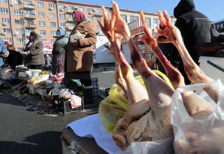 © Reuters. Люди торгуют на рынке в Киеве