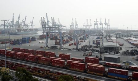 © Reuters. Containers are pictured at the ITS terminal at the Port of Long Beach