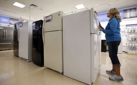© Reuters. Inta Krueger shops for a refrigerator at a Sears store in Schaumburg, Illinois, near Chicago