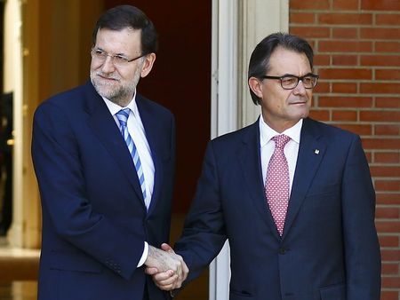 © Reuters. Rajoy abre a Mas la puerta de Moncloa pero no la de la consulta 