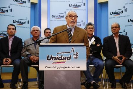 © Reuters. Ramon Aveledo, secretary of the Venezuelan coalition of opposition parties, speaks during a news conference in Caracas