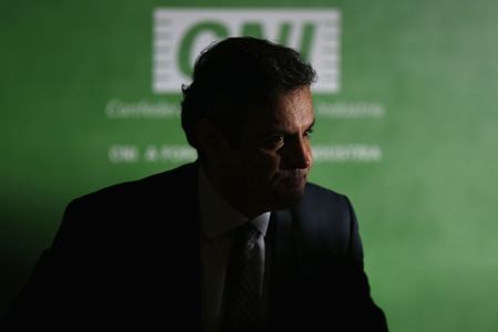 © Reuters. Candidato do PSDB à Presidência, Aécio Neves, durante entrevista coletiva na sede da CNI em Brasília