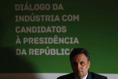 © Reuters. Candidato do PSDB à Presidência, Aécio Neves, durante entrevista coletiva na sede da CNI em Brasília