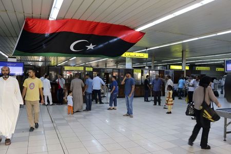 © Reuters. الصين تجلي مئات العمال من ليبيا إلى مالطا