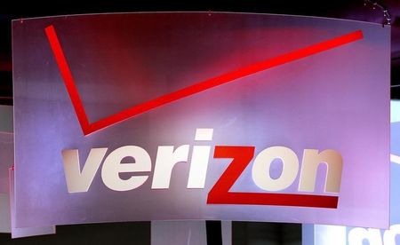 © Reuters. A sign hangs in the Verizon booth on the first day of the Consumer Electronics Show in Las Vegas