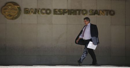 © Reuters. A man leaves the headquarters of Portuguese bank Banco Espirito Santo (BES) in Lisbon