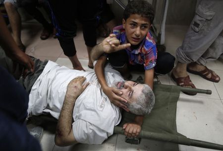 © Reuters. ايران:مصر تتباطأ في السماح بمرور مساعدات لغزة
