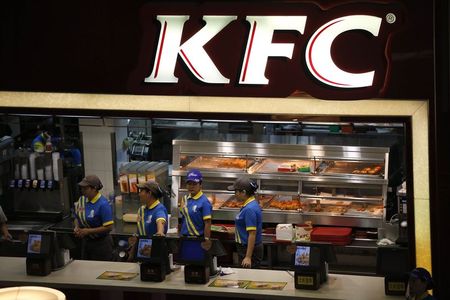 © Reuters. Employees work at a KFC store in Shanghai