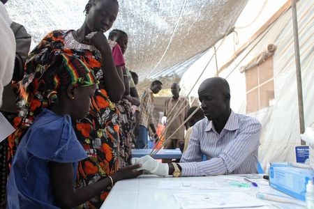 © Reuters. باحثون يحذرون من انتشار الملاريا المقاومة للأدوية إلى مناطق جديدة