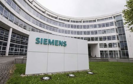 © Reuters. File photo of a Siemens logo on an office building of Siemens AG in Munich