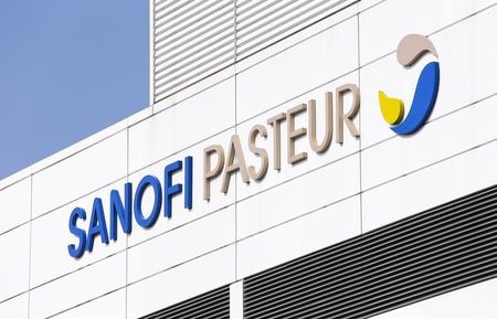 © Reuters. A view shows the logo of Sanofi Pasteur on a building at the French drugmaker's vaccine unit Sanofi Pasteur plant in Neuville-sur-Saone, near Lyon