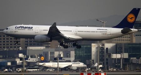 © Reuters. A Lufthansa airplane lands during strike action by Lufthansa pilots at the Fraport airport in Frankfurt