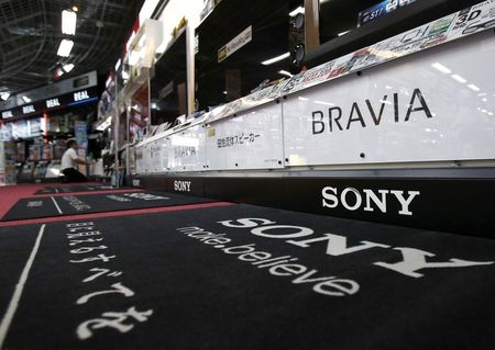 © Reuters. A staff works in front of Sony Corp's Bravia television sets in Tokyo