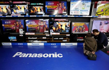 © Reuters. People look at Panasonic Corp's Viera televisions displayed at an electronics store in Tokyo