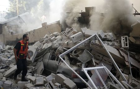 © Reuters. ارتفاع عدد قتلى غزة وإسرائيل تقول انها على بعد "أيام" من هدم كل الانفاق