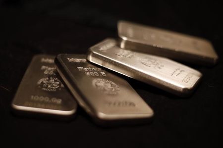 © Reuters. Platinum bars are stacked at the safe deposit boxes room of the ProAurum gold house in Munich