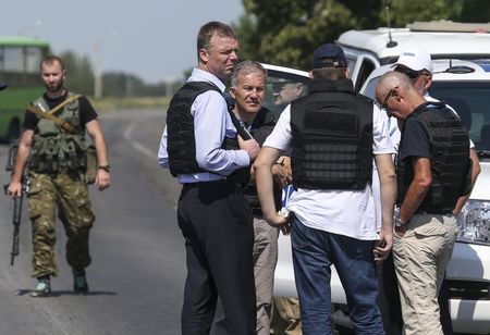 © Reuters. Los expertos internacionales llegan al avión accidentado en Ucrania 