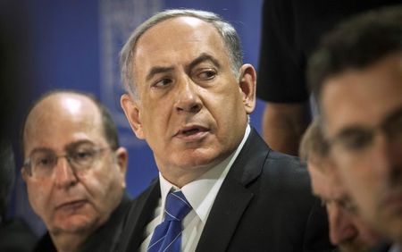 © Reuters. Premiê israelense, Benjamin Netanyahu, ao lado do ministro da Defesa de Israel, Moshe Yaalon, durante reunião de gabinete em Tel Aviv