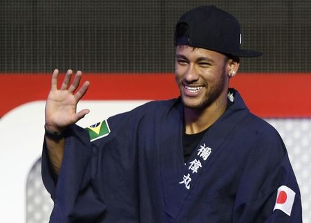 © Reuters. Neymar participa de evento promocional em Tóquio