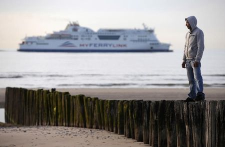 © Reuters. LES MIGRANTS DE CALAIS PRÊTS À TOUT POUR TRAVERSER LA MANCHE