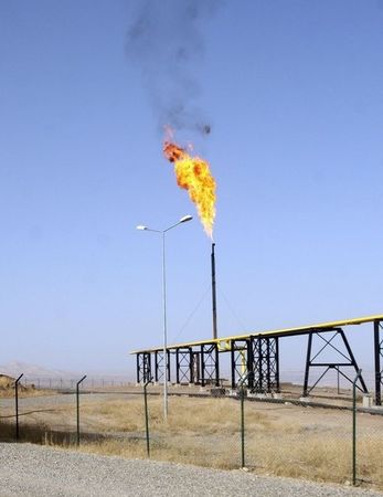© Reuters. تفريغ حمولة من النفط الكردي في البحر والمشتري مجهول