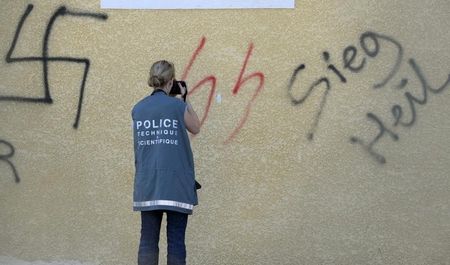 © Reuters. LES PRÉFETS APPELÉS À LA VIGILANCE CONTRE LES ACTES RACISTES ET ANTISÉMITES