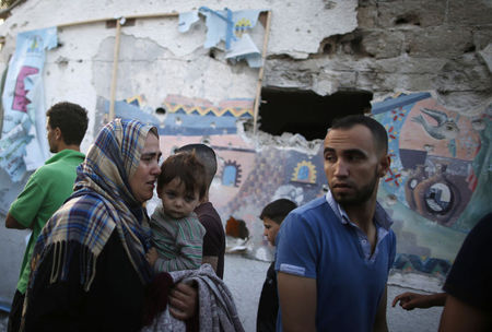 © Reuters. Palestinos em frente a escola da ONU em campo de refugiados na Faixa de Gaza