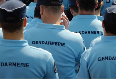 © Reuters. DES DÉPUTÉS UMP DÉNONCENT LA MUTATION DU NUMÉRO TROIS DE LA GENDARMERIE 