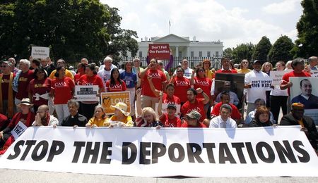 © Reuters. Church groups take part in a protest against President Barack Obama's immigration enforcement policies outside the White House in Washington